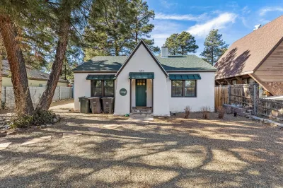 Beaver Street Cottage w/AC, Fully Fenced Yard, W/D, 4 Smart TVs, Speedy WiFi.