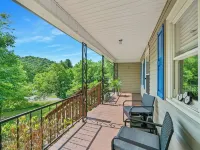 The Honeycomb Hideout-Charming 2-bedroom house in marvelous Bakersville