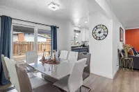 Spacious 4-bedroom house in delightful Marina with WiFi