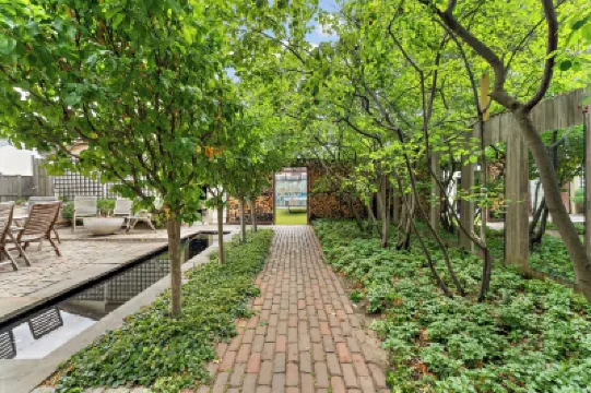 Victorian With An Amazing Location, Incredible Yard With Private outdoor Hot tub Hotels in 