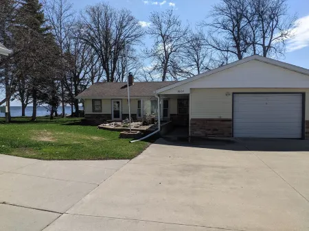 Lake Home that has Comfort with a View Отели в г. Лейк-оф-Вудс