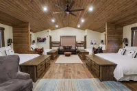 Large family cabin, ALL King beds, 30 min YNP, Hottub, secluded, New!
