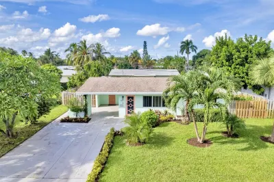 Chez Jasmin: Sunny Home & Hot Tub Minutes to Beach! Hotels near Costco Wholesale