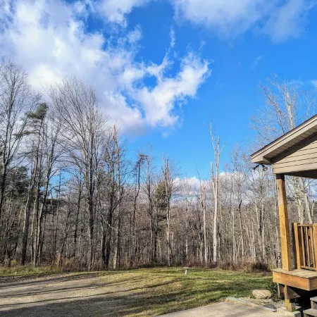 Serene & private getaway 5 min. from EVL. 4 beds, 2.5 baths, sleeps 14, hot tub.