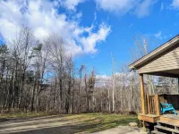 Serene & private getaway 5 min. from EVL. 4 beds, 2.5 baths, sleeps 14, hot tub.