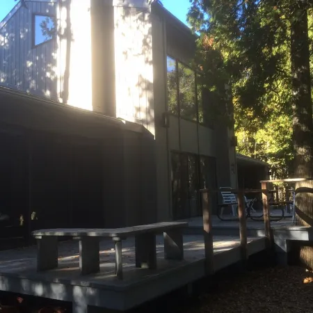 250'  Relaxing Waterfront Spacious Remodel & Walking to Sand Beach New Fireplace