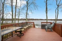 Lakefront Oasis, Dog-Friendly with Boat and Sauna included