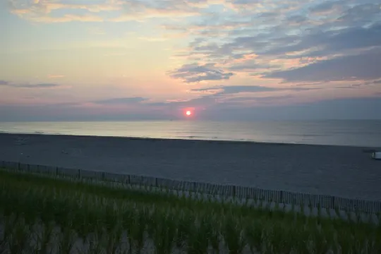 Manhattan on the Beach! Beach block just a short walk up the block