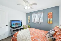 Vibrant  Pet and Family friendly fully fenced yard great location