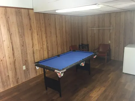 Perfect for PI graduations and Lowcountry getaways, close to PI and Sands Beach. Отели рядом с достопримечательностью «Парк Лайв Окс»