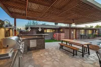 Manzi Place - Luxury Pad w/ Heated Pool & Cozy Fire Pits + Centrally located! Hotels in North Mountain