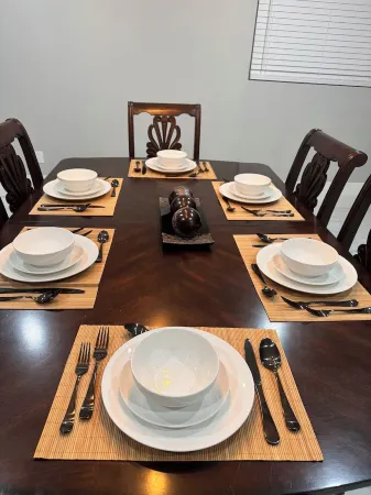 Tropical Luxury Retreat with Warm Pool, 5-Bedroom & Mini Golf, Impact Windows Отели рядом с достопримечательностью «Маунтс Ботаникал Гарден»