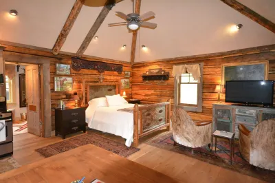 Authentic Custom Cabin, 17 miles from Yellowstone National Park