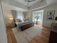 10 Min to Beach! Clean Spacious Designer Wine Country Farmhouse Fenced-in Yard