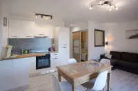 THE PRADET Appart 4 pers sea view beach 50m Hotels in Le Pradet