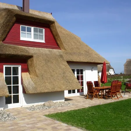 Enchanting thatched house idyllically situated on the Achterwasser, child-friendly