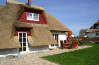 Enchanting thatched house idyllically situated on the Achterwasser, child-friendly