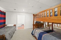 Forest Retreat - Sleeps 30 - 2 Minutes from Boat Launch