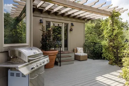 Dripping Springs Dream House with pool, views, and privacy - sleeps 8! Отели рядом с достопримечательностью «Ian's Chapel at Camp Lucy»