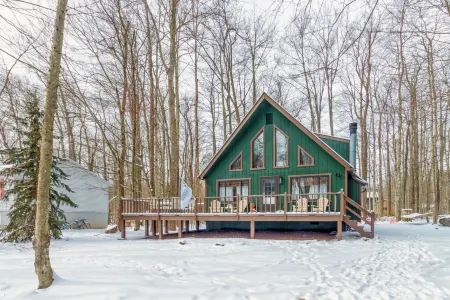 Cozy Chalet Nestled in the Woods by Arrowhead Lake