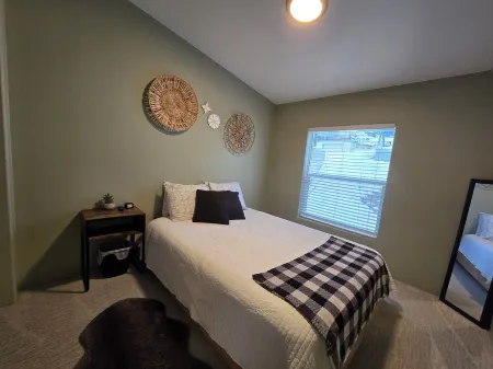 1 block from Main St & hot pools! POOL TABLE! Spacious 6 bedroom home