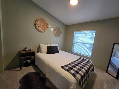 1 block from Main St & hot pools! POOL TABLE! Spacious 6 bedroom home Hotels in Lava Hot Springs