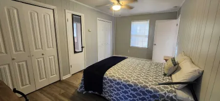 Cozy 1-bedroom Gem in GVL Отели в г. Паркер