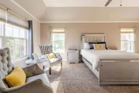 BIG home with hot tub, sleeps 10 guests Hotels in Yaphank