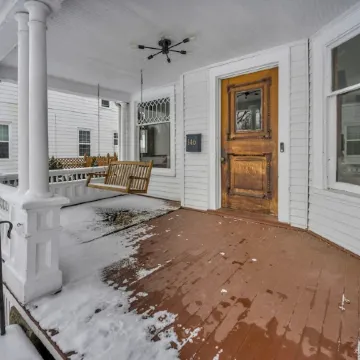 Spacious 5-bedroom house with parking and everything you need in charming Elyria