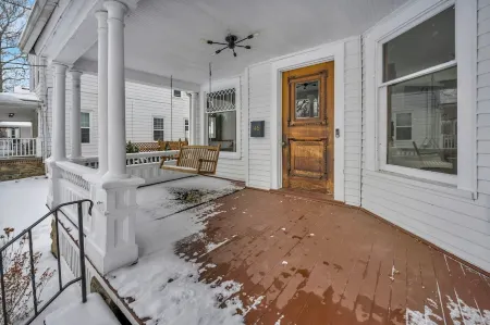 Spacious 5-bedroom house with parking and everything you need in charming Elyria