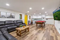 Log Cabin with Private Indoor Heated Pool-Hot Tub-firepit-Game Room-100 acres - Balkoner