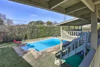 Justin Richardson Home w/ Outdoor Oasis & Movie Room - Bungalows