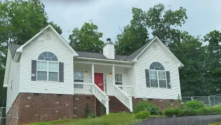 11. Spacious Lakeview home, King bed, minutes to downtown, shopping, boat ramps