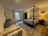 Mansion in Greenwich with private lake and river Hotels in Greenwich