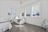 Fabulous Beach Retreat! Walk to the water...