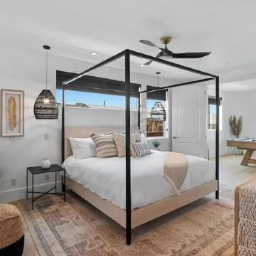 BEACH FRONT BOHO DREAM. Walk to Everything -Great for large Parties LOWER UNIT