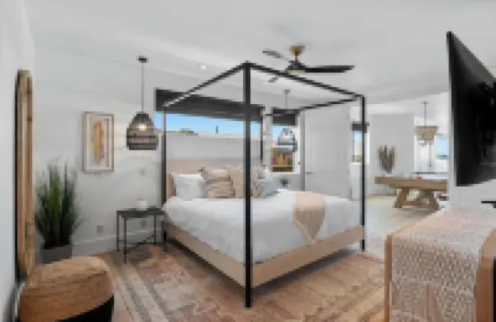 BEACH FRONT BOHO DREAM. Walk to Everything -Great for large Parties LOWER UNIT