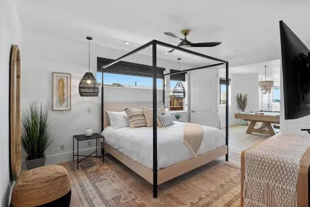 BEACH FRONT BOHO DREAM. Walk to Everything -Great for large Parties LOWER UNIT