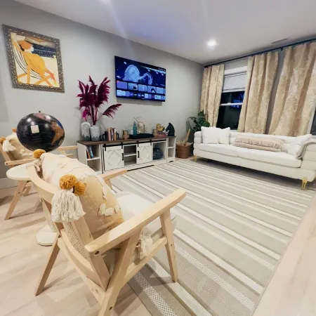 Luxury New-built - Beautiful 3 bedrooms+2 bathrooms Montclair Home