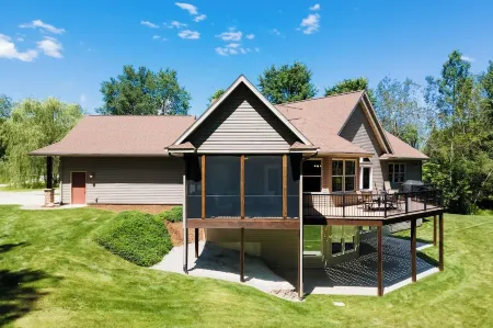 Riverfront Chalet on 5 acres~GameRoom~Spa~Gym~Firepit~Theater~2min to CrystalMtn