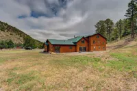 The perfect stay- 6 Bedroom, 4 Bath with a  HOT TUB
