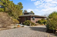 "THE VOC" an eclectic octagon house w a 360° lookout loft & RED ROCK views!