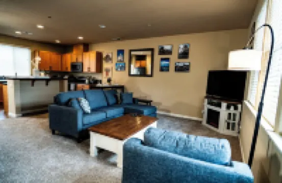 Eat-Sleep-Stroll-Repeat! Walkable Midtown 2BR Home リノのホテル