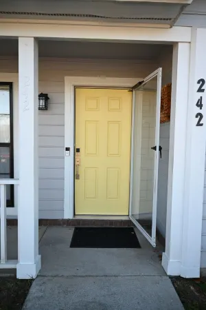 Zen in Newnan! Calming and comfy. Have a charming stay in this zen inspired home