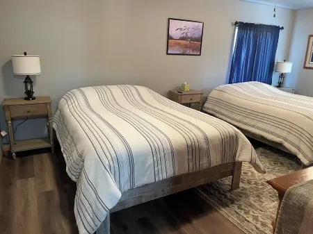 .5 mile to Lake Oahe boat access, 15 min from Pierre SD, wifi, oversized garage