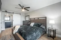 Waterfront Gorgeously Updated Apartment 2 Bed