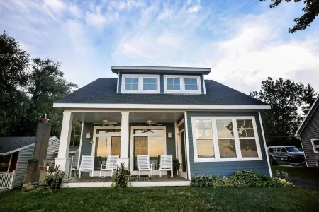 AMAZING Lakefront And Well Designed Lakehouse: That Is Sure To Please