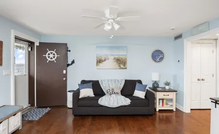 Immaculate Airy Retreat 300ft to Beach - Beach Badges, Linens + Towels Included