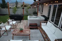 Hot tub & Arcade Full Lower Level Apartment