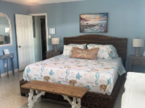 Newly renovated spacious 4BR home with pool & game room, 800m from the Beach Hotels in Melbourne Beach